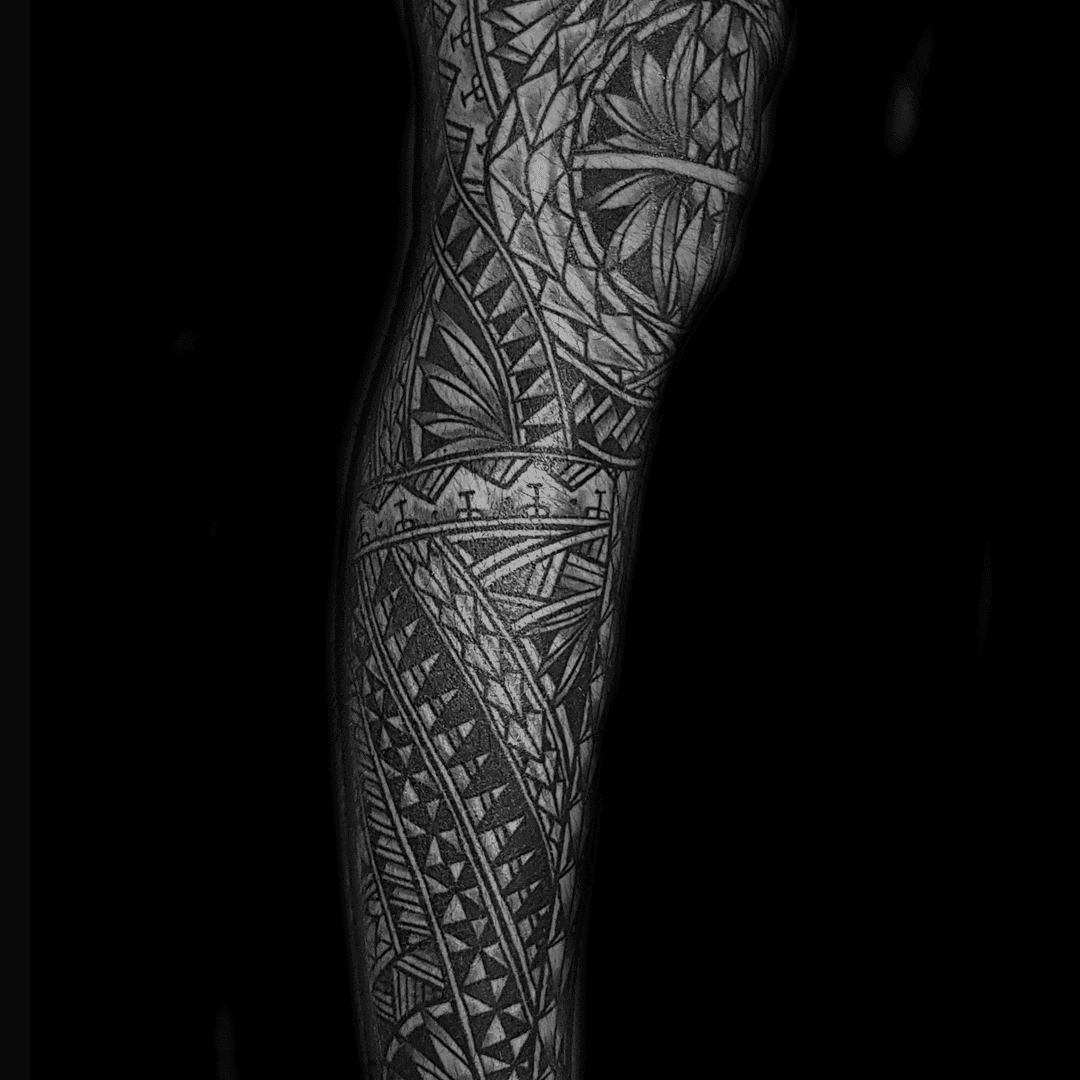 Zwart-wit Polynesische been sleeve met geometrische patronen.