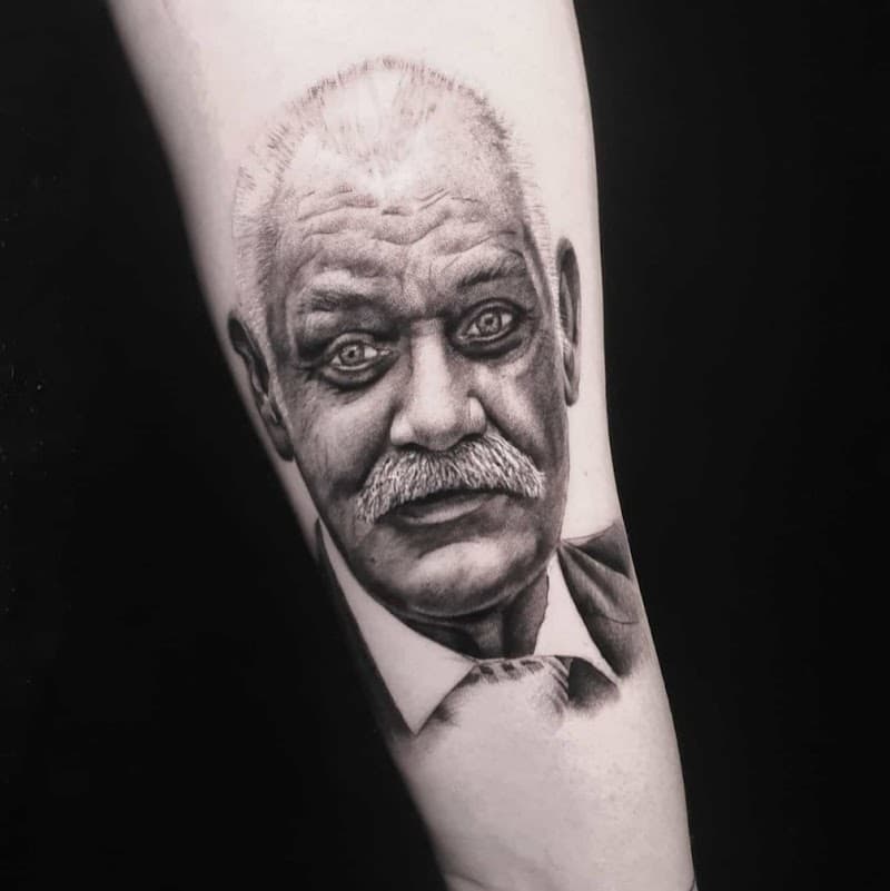 Realistisch portret van een oudere man met snor.