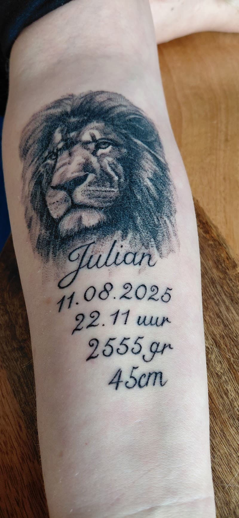 Realistische leeuwenkop met naam 'Julian' en geboortegegevens.
