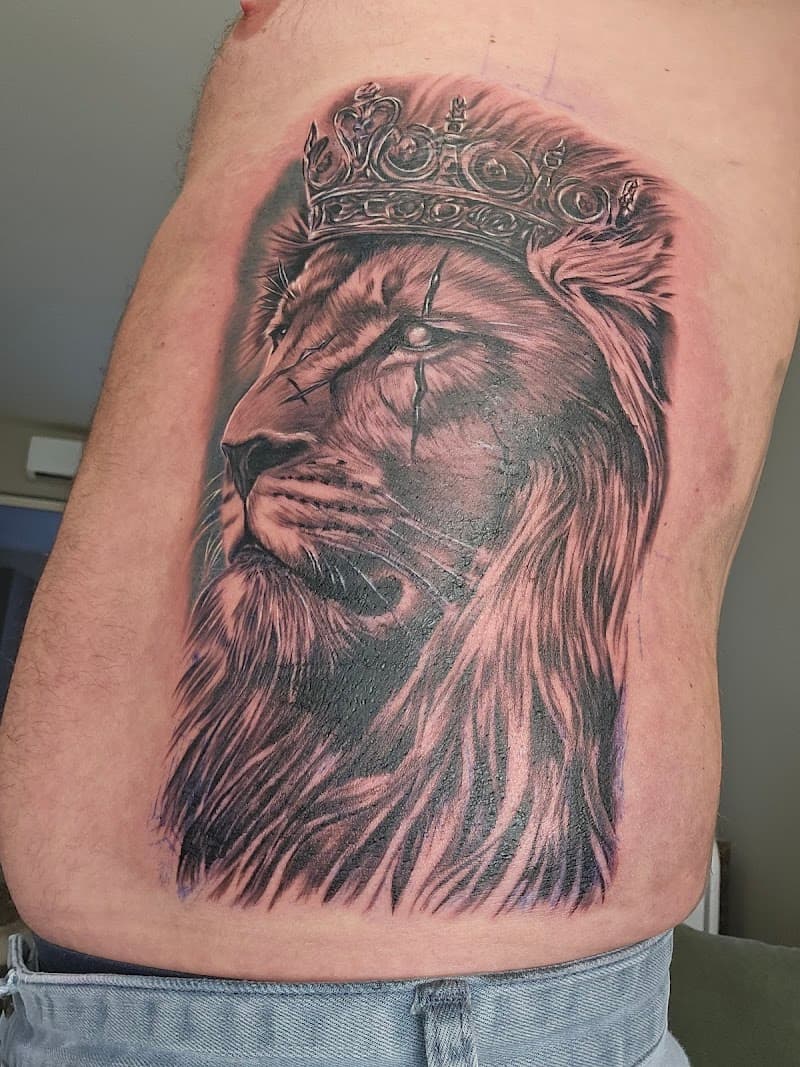 Realistische leeuw met kroon en litteken op de ribben.