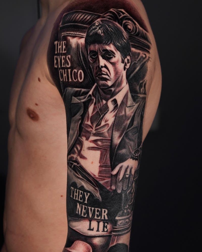 Realistisch portret van Tony Montana (Scarface) met tekst op bovenarm.