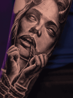 Realistisch portret van een vrouw met hoorns en touwen.