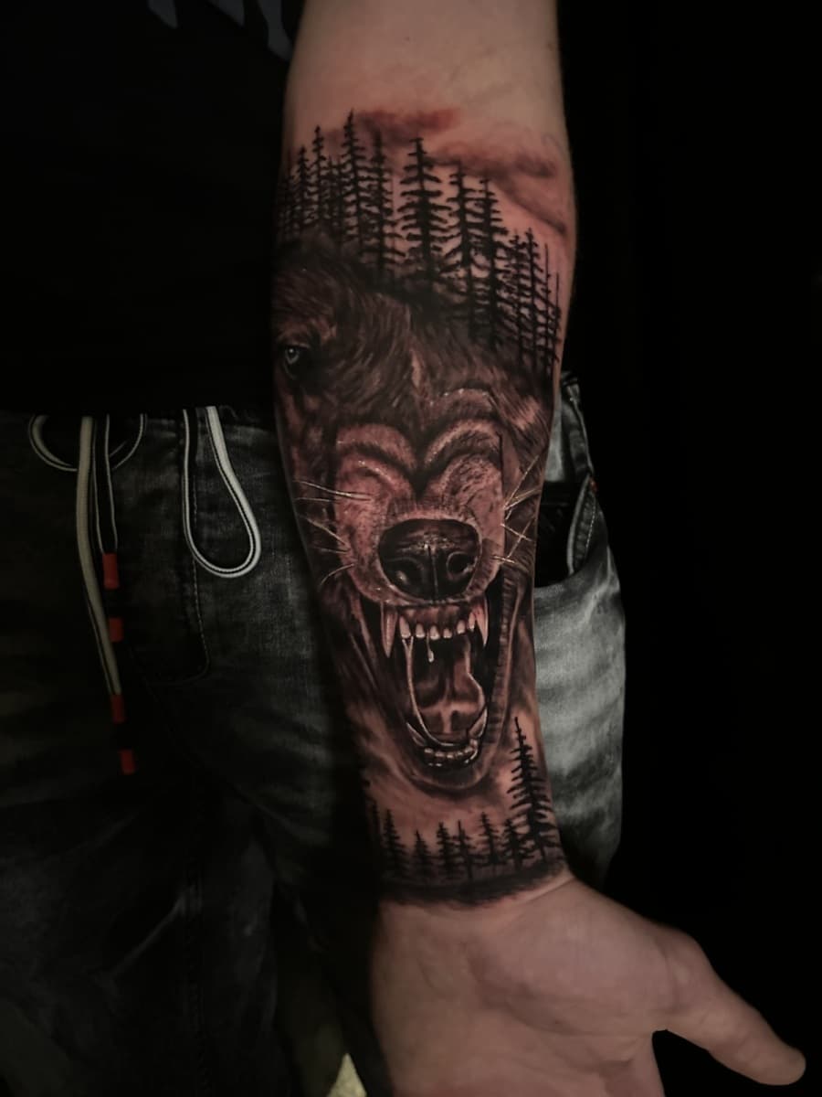 Realistische wolf en bos op onderarm.