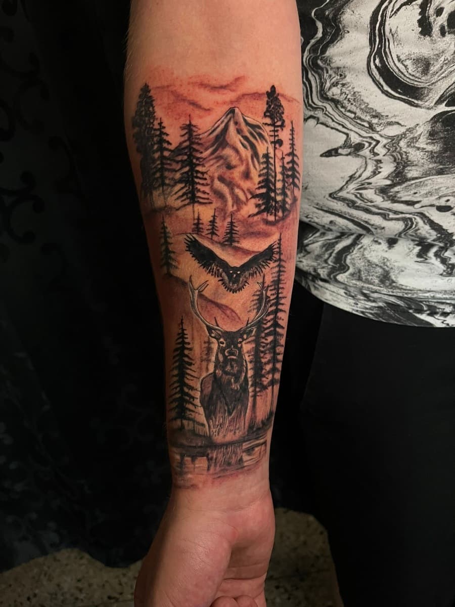 Realistisch landschap met hert, adelaar en bergen op onderarm.