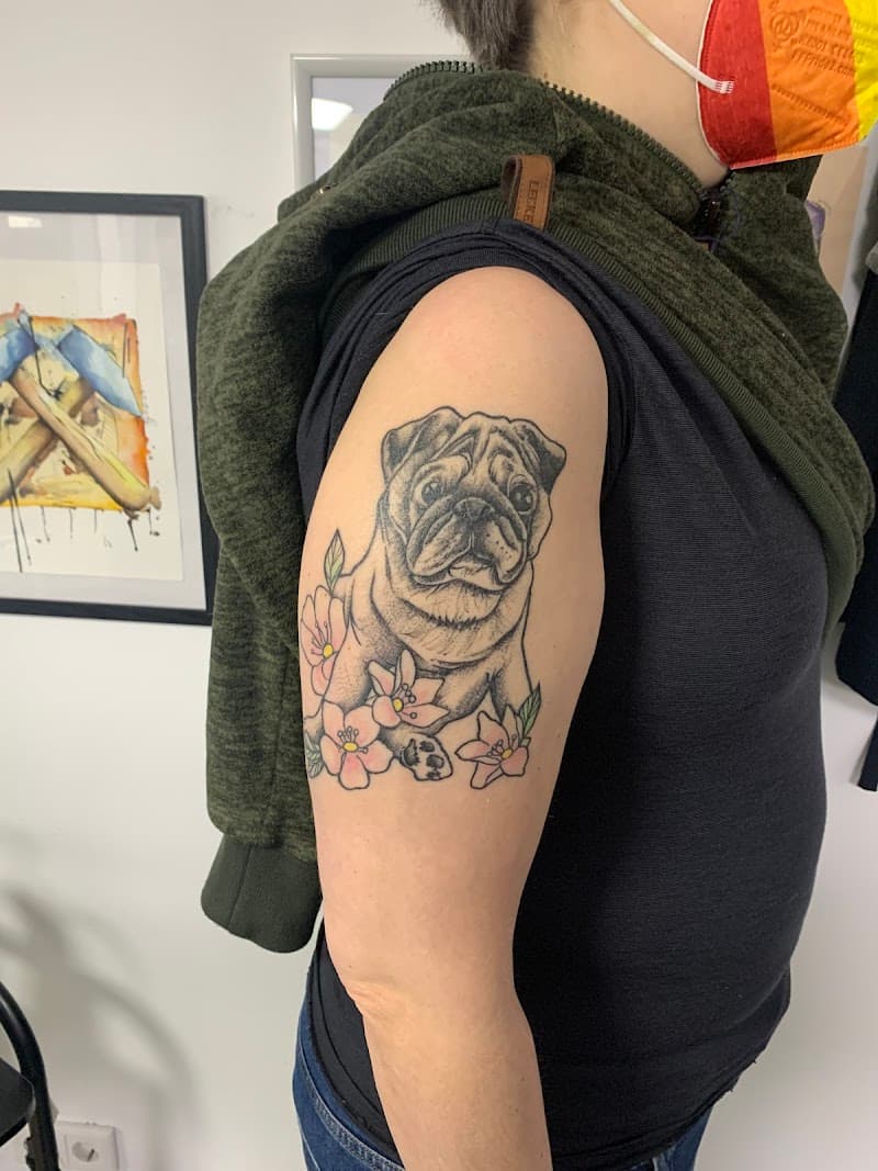 Illustratieve mopshond met roze bloemen op de bovenarm.