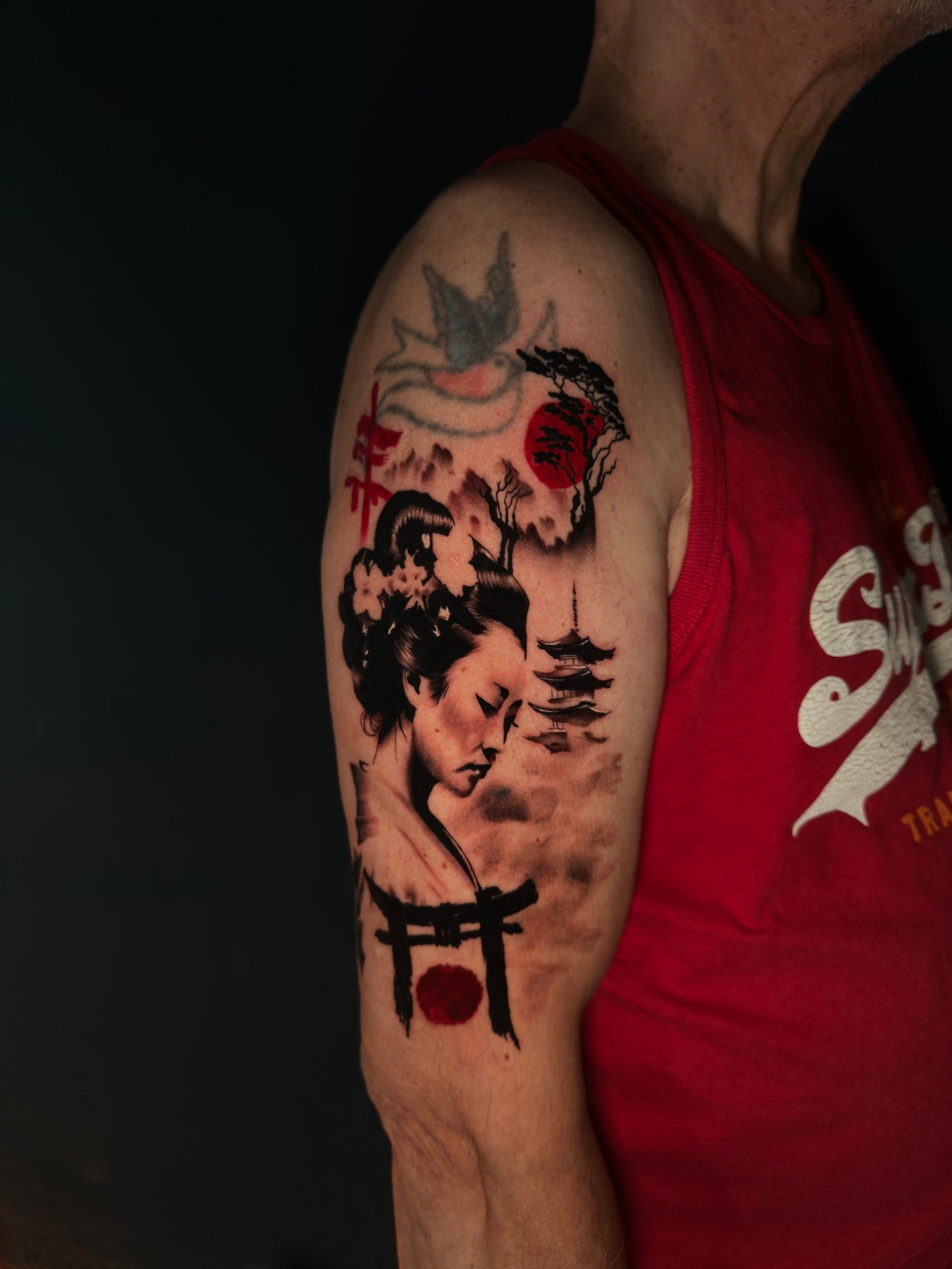 Japanse geisha met tempel en rode zon op bovenarm.