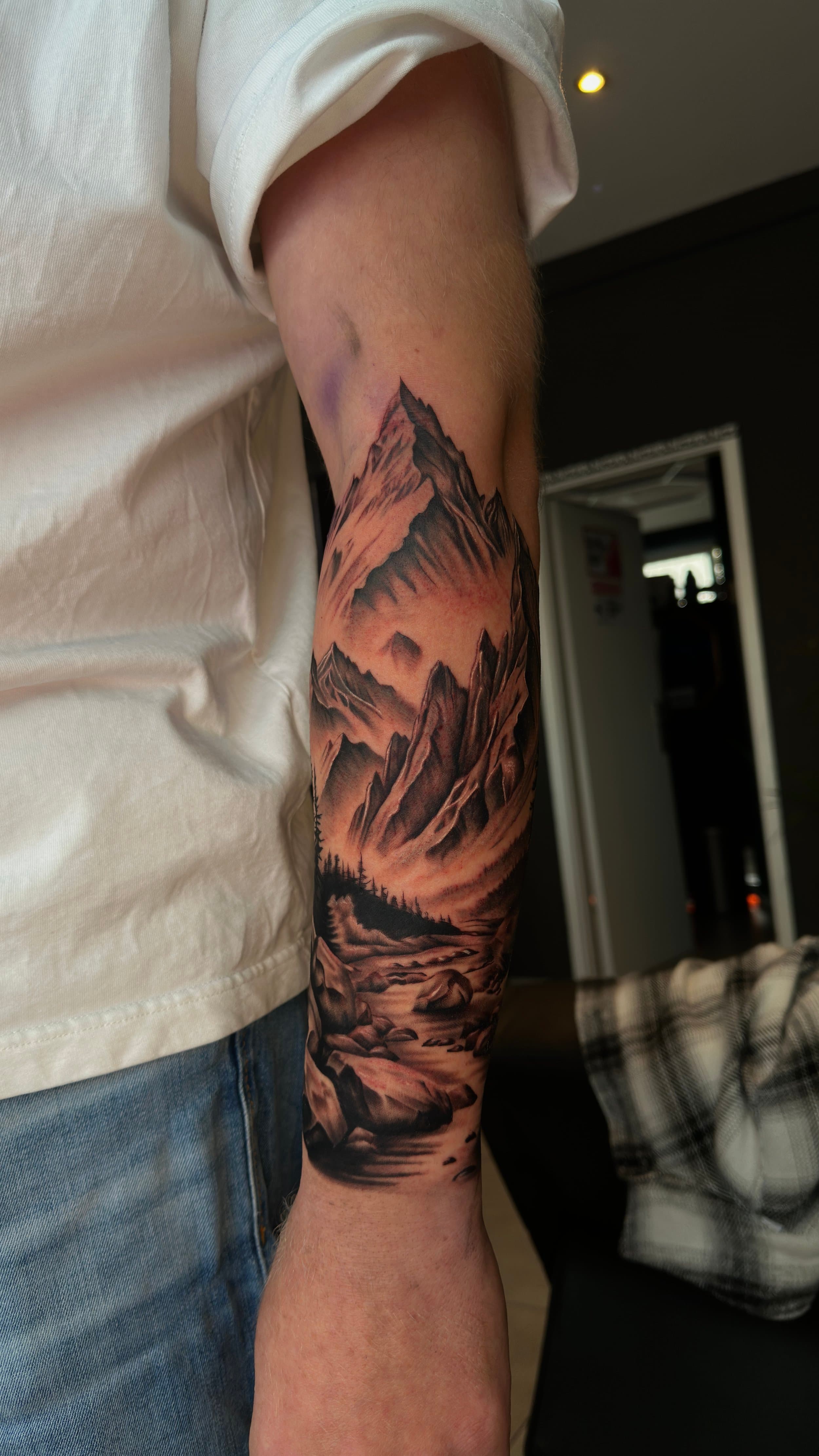 Realistisch berglandschap met rivier op onderarm.