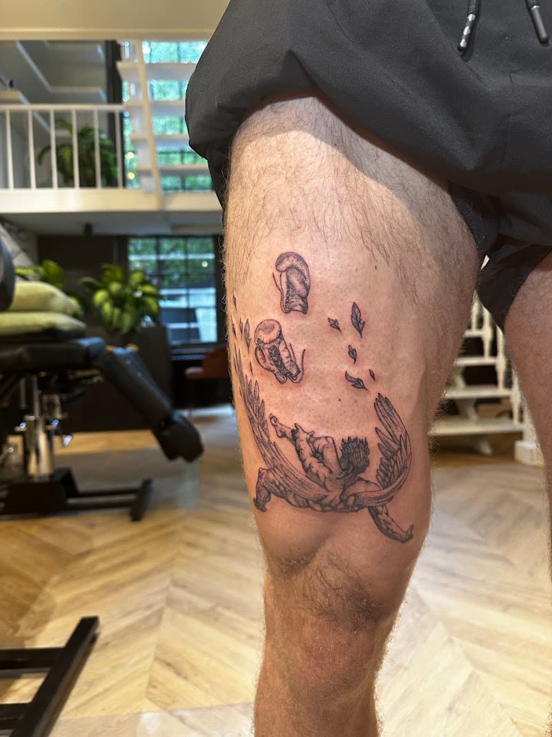 Vallende engel met bokshandschoenen en bladeren op bovenbeen.