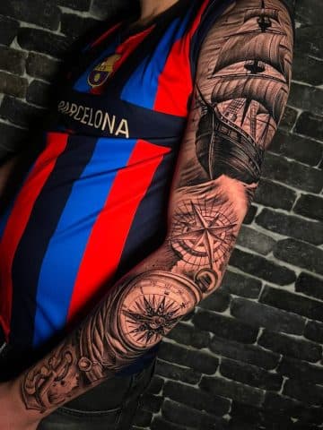 Gedetailleerde zwart-wit sleeve met een zeilschip, kompas en anker.