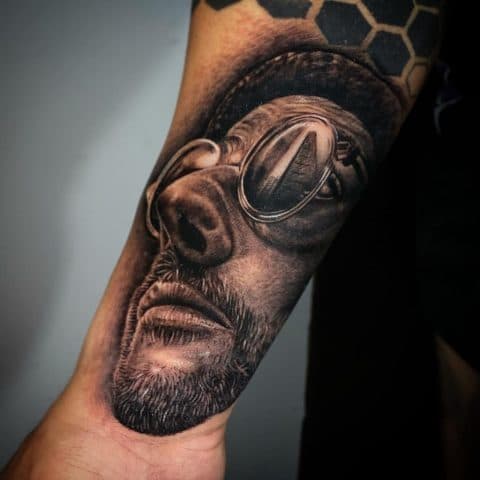 Realistisch portret van man met zonnebril en hoed op onderarm.