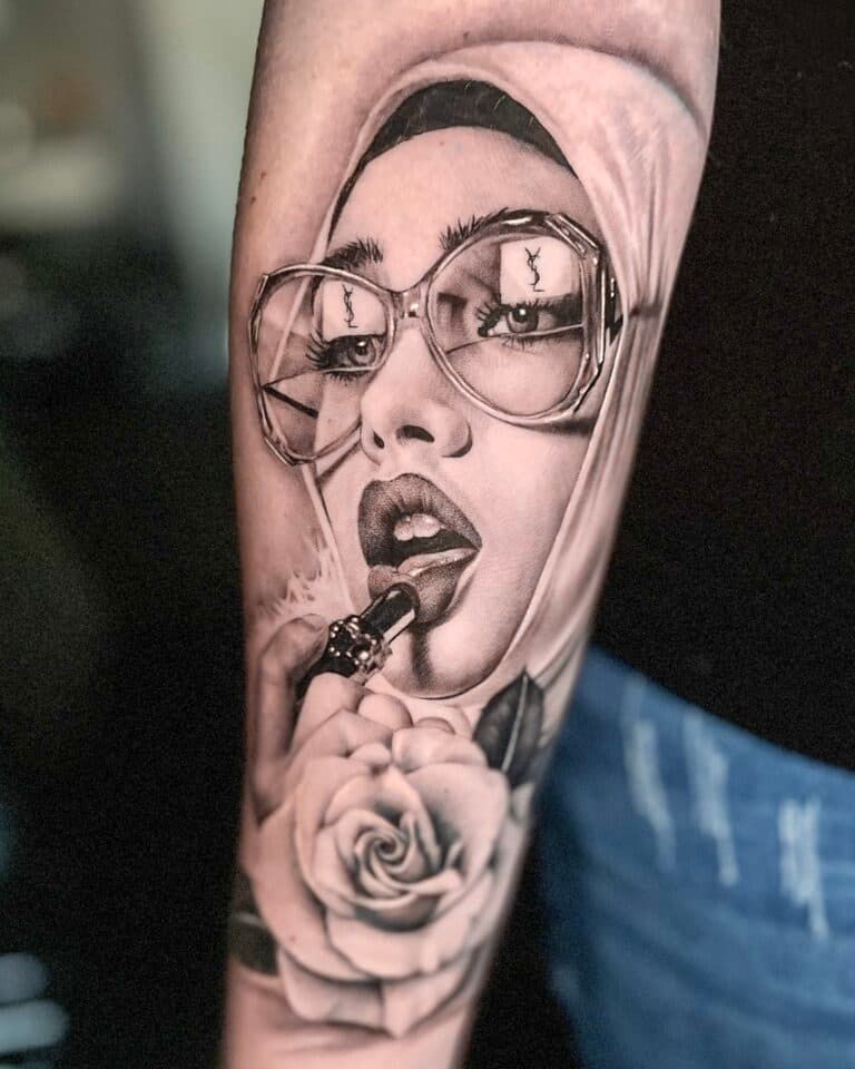 Realistisch portret van vrouw met bril, lippenstift en roos.