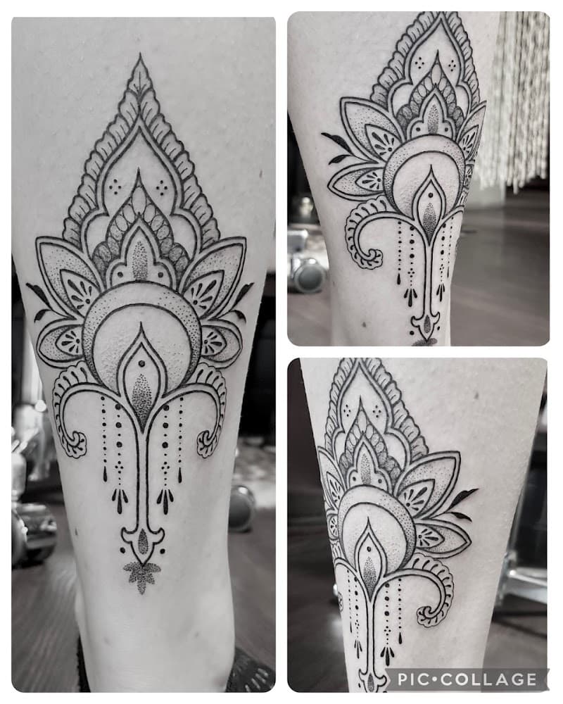 Zwart-wit ornamentale tattoo met dotwork op het onderbeen.