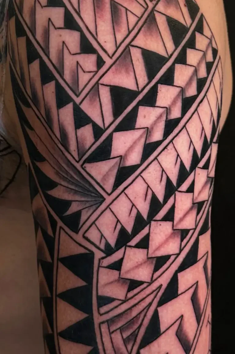 Grote geometrische tribale tattoo op bovenarm