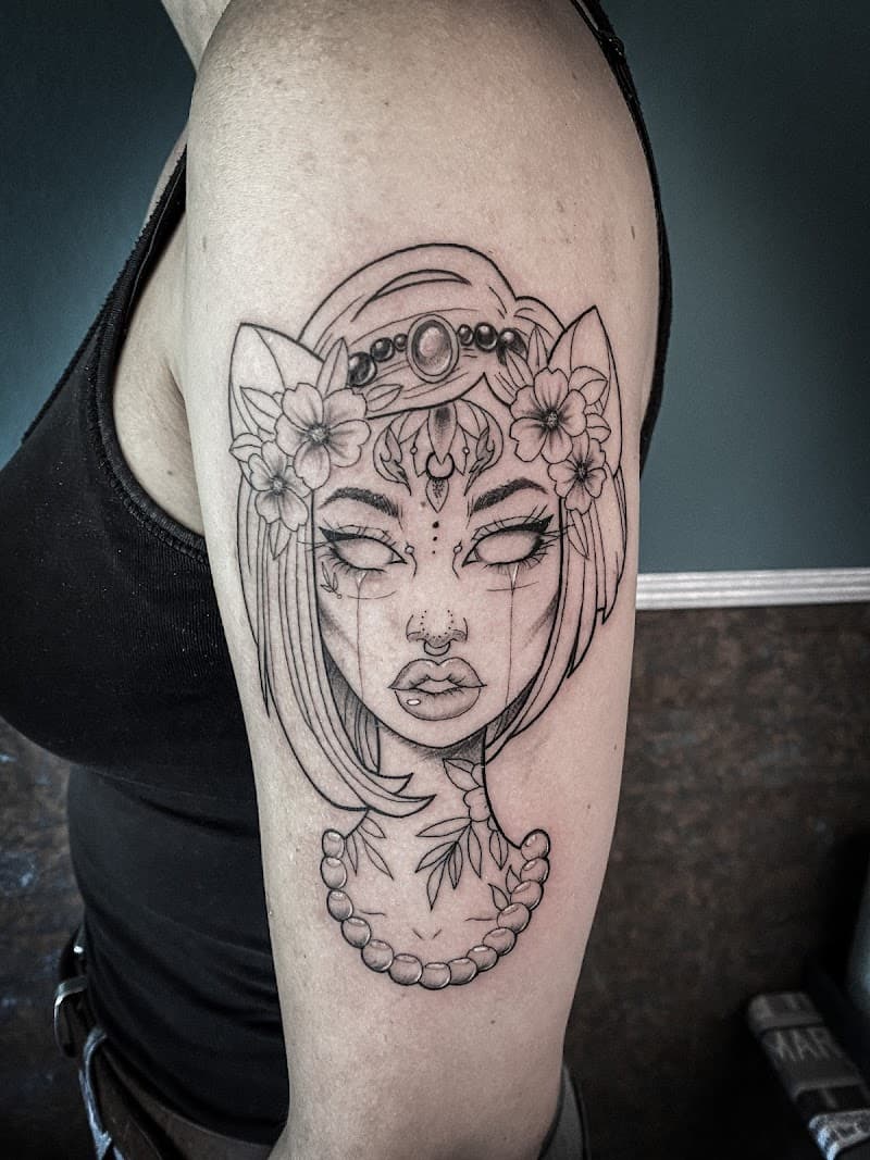 Blackwork portret van een mystieke vrouw met kattenoren en bloemen.