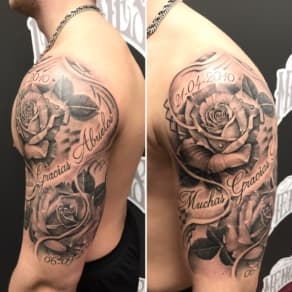 Realistische rozen met tekst "Muchas Gracias Abuelos" en datums op bovenarm.