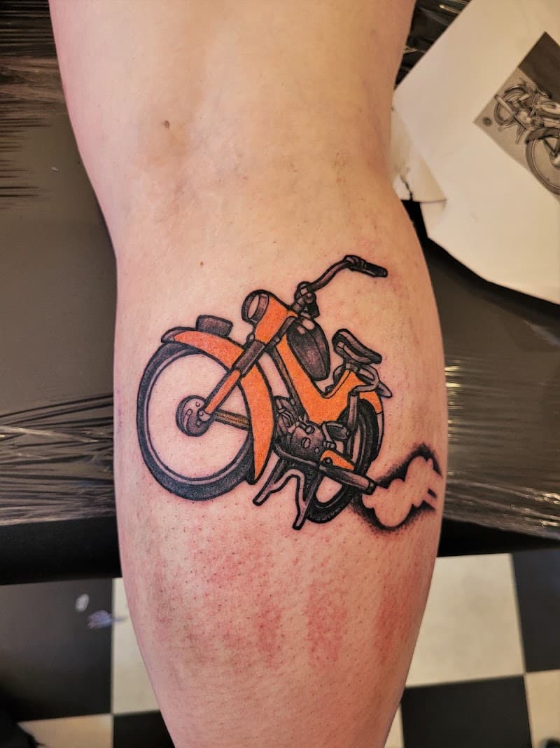 Oranje brommer met rookwolkje op onderbeen.