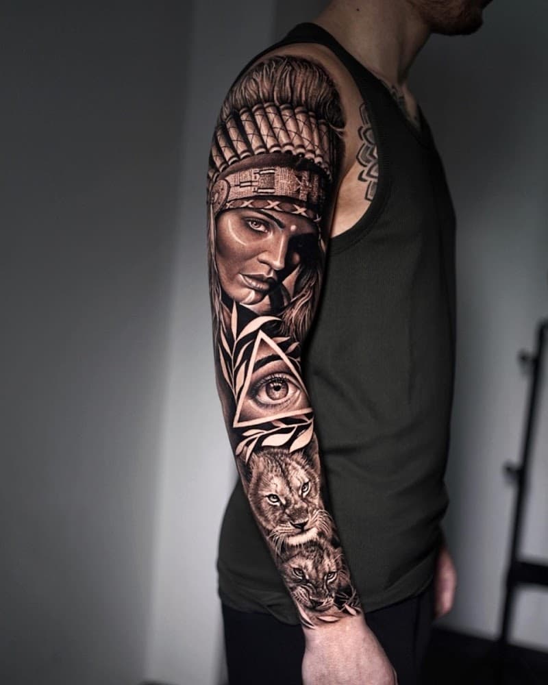 Realistische sleeve met indiaan, alziend oog en leeuwenwelpen.