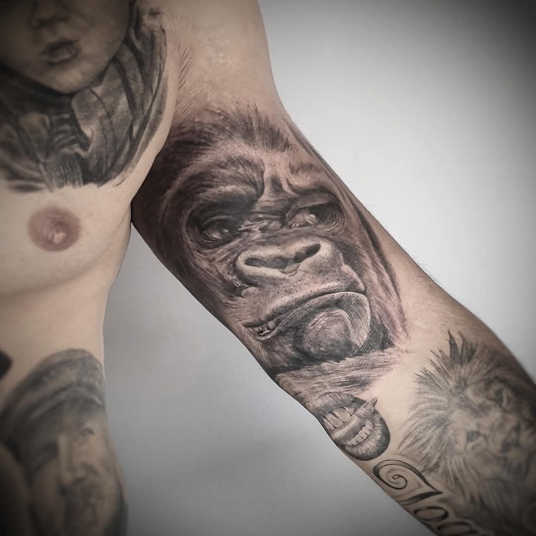 Realistische gorilla tattoo op de binnenkant van de bovenarm.