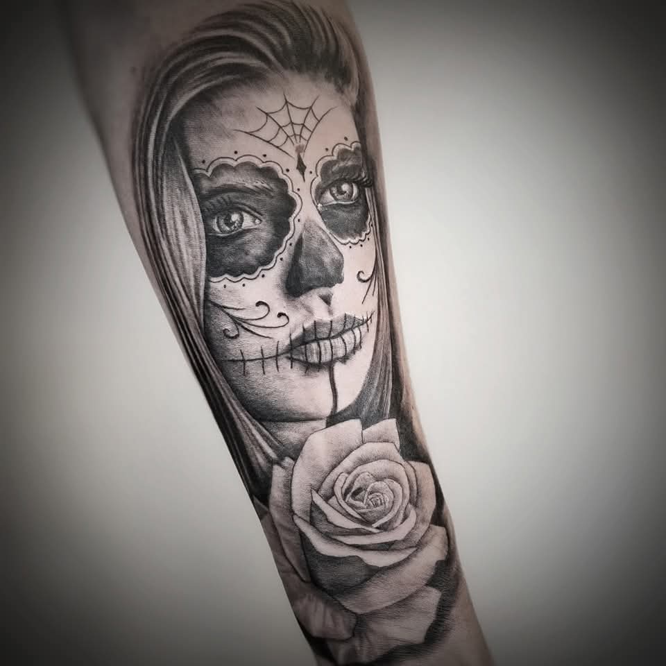 Realistisch portret van een Day of the Dead vrouw met een roos op de onderarm.