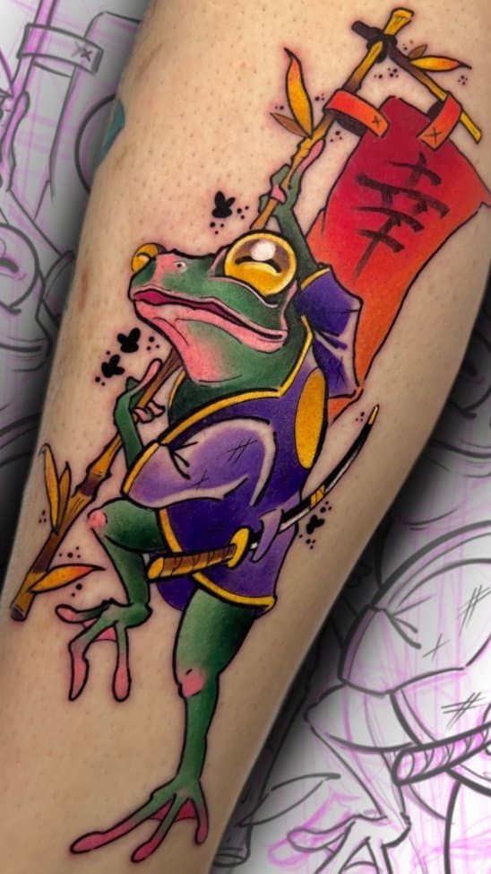 Kleurrijke neo-traditional tattoo van een kikker als samoerai met vlag.