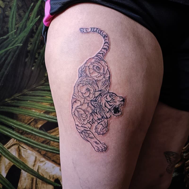 Fineline tijger met bloemenpatroon op bovenbeen