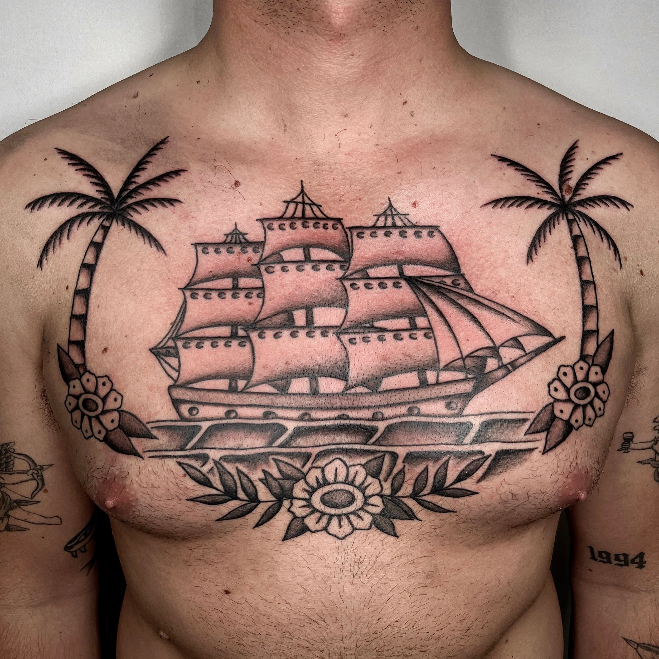 Traditional schip met palmbomen en bloemen op borst.