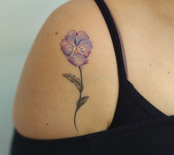 Aquarel viooltje tattoo op schouder.