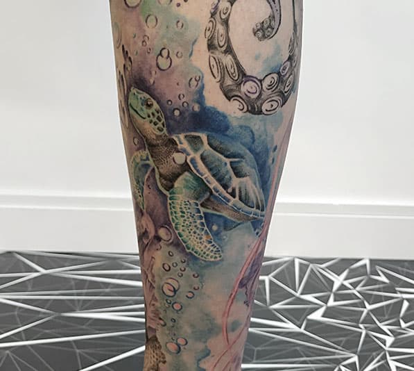 Watercolor zeeschildpad en octopus tentakel op onderbeen.