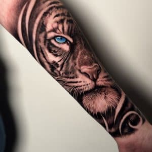Realistische tijger met felblauw oog op onderarm.