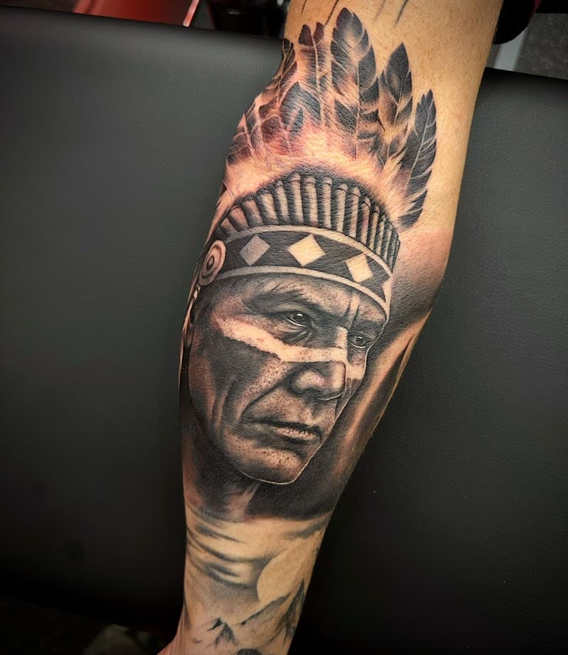 Realistisch portret van een Indiaan met verentooi op de onderarm.