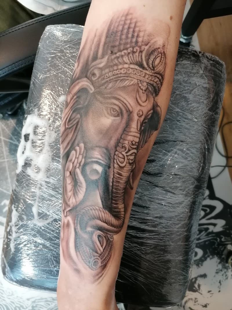 Realistische Ganesha tattoo in black & grey op de onderarm.
