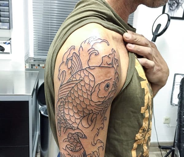 Lijntekening van een Japanse koi karper met golven op de bovenarm.